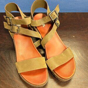 MIA size 9 olive green lug sole suede sandals